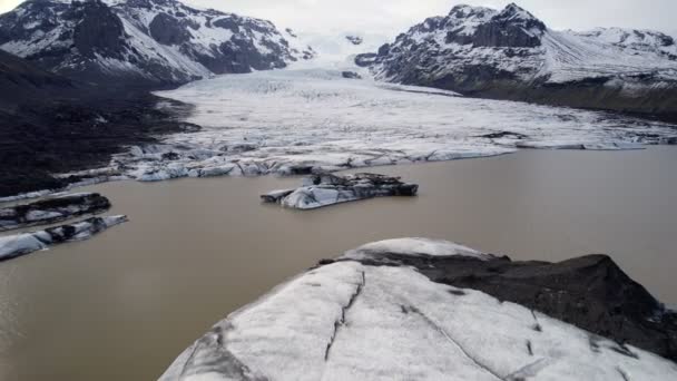 Flight Frozen Glacier Ice Formation Icelandic Mountain Range Peaks Revealing — стоковое видео