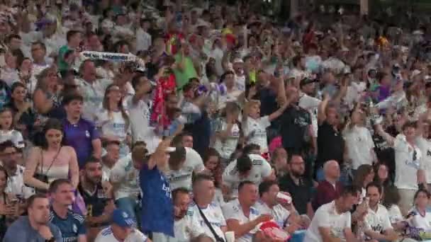Passionate Real Madrid Fans Cheer Watch 2022 Uefa Champions League — 图库视频影像
