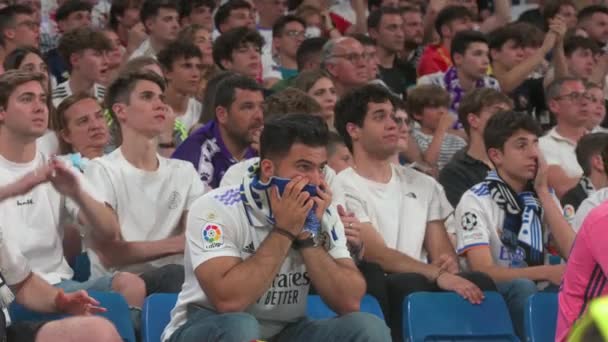 Nervous Real Madrid Fans Cheer Watch 2022 Uefa Champions League — Vídeo de Stock