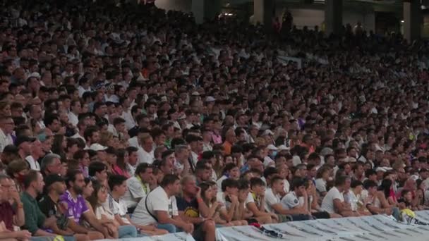 レアル マドリードのファンはスペイン マドリードのサンティアゴ ベルナベウ スタジアムで開催された2022年Uefaチャンピオンズリーグのリーグ決勝戦を大スクリーンで観戦 — ストック動画