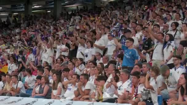 Real Madrid Fans Cheer Watch 2022 Uefa Champions League Final — Vídeo de Stock