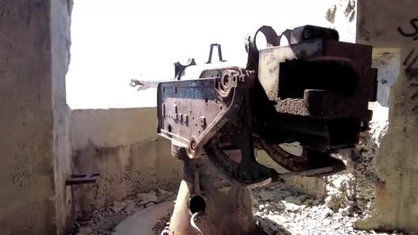 Kanonen Die Der Verlassenen Jugoslawischen Artillerie Beschädigt Wurden Altjugoslawisches Desertiertes — Stockvideo