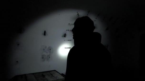 Visiteur Entre Dans Bunker Militaire Déserté Ancienne Yougoslavie Sur Île — Video