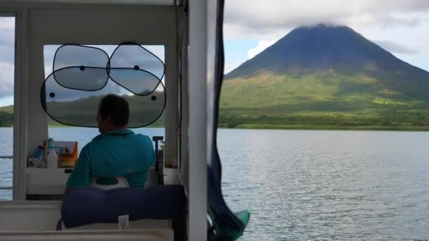 Front Shot Moving Boat Man Driving Boat Lake Arenal Costa — Stock videók