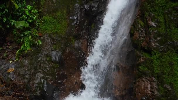Slow Motion Tilting Shot Scenic View Water Pouring Fortuna Waterfalls — Vídeos de Stock