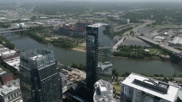 Aerial View Reflecting Skyscrapers Cumberland River Nissan Stadium Sunny Nashville — Vídeo de Stock