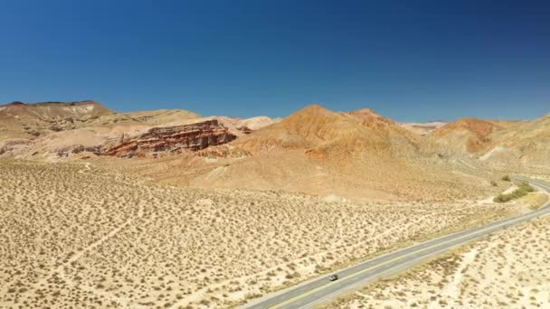 Lonely Highway Rugged Arid Landscape Mojave Desert Descending Aerial View — Video Stock