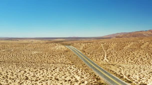 Lonely Highway Midland Trail Cuts Center Mojave Desert Vast Landscape — Stockvideo