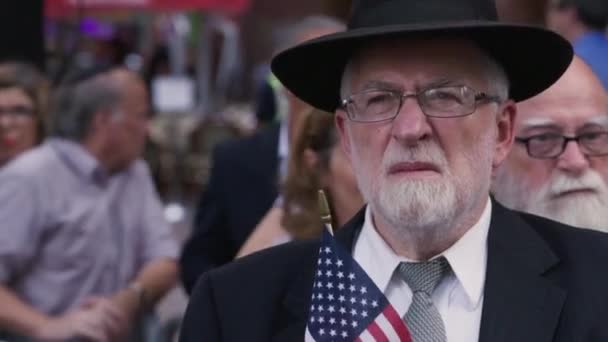 Man Stands Crowd Holding American Flag Demonstration New York City — стоковое видео