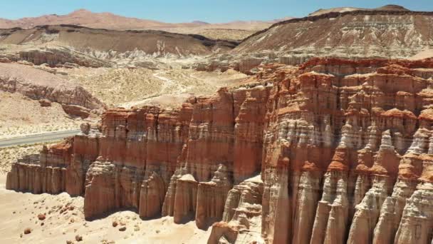 Tall Spire Rock Formations Highway Mojave Desert — Stockvideo