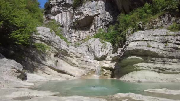 Tourists Swim Turquoise Pool Albanian Canyon Syri Ciklopit Albanian Nature — Stock video