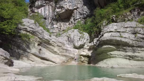 Albanian Canyon Syri Ciklopit Tourists Swim Turquoise Pool Albanian Nature — Stok video