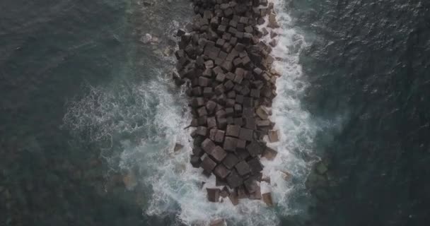 Waves Crashing Spit Rocks Sea Shot Mavic Pro Log — Vídeo de stock