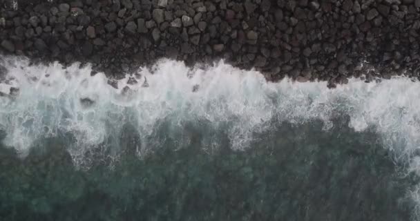 Waves Crashing Black Rocks Shot Mavic Pro Log — Vídeo de Stock