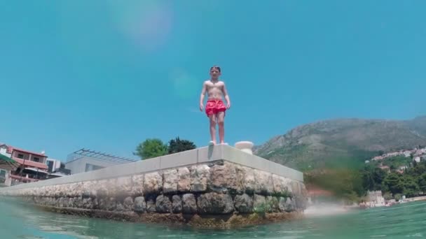 Мальчик Прыгает Края Понтона Чистую Воду Медленное Движение — стоковое видео