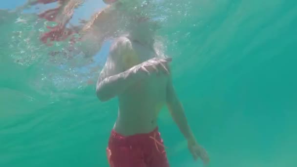 Underwater Shot Camera Look While Young Kid Dives Submerge — Stockvideo