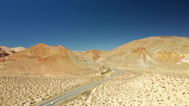 Ascending Aerial View Highway Mojave Desert Landscape Hot Day — Vídeo de Stock
