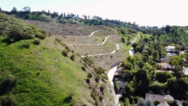 Low Aerial Shot Winding Road Mansions Hillside Beverly Hills California — Vídeos de Stock