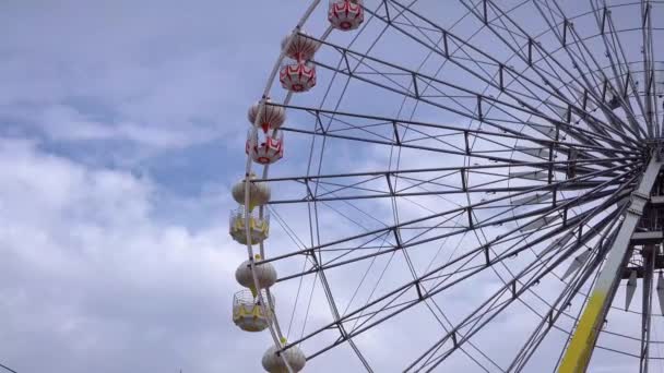 Large Empty Colorful Ferris Wheel Fair Morning — Stockvideo