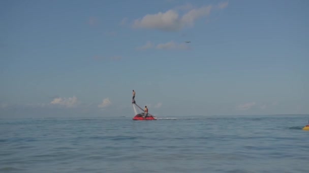 Хлопець Який Літає Мальдівах Безпілотним Літальним Апаратом Над Ним — стокове відео