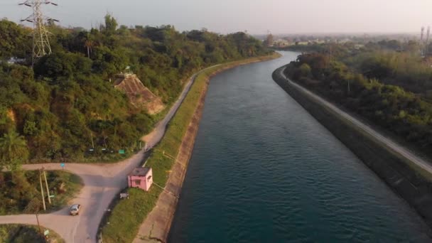 Άποψη Των Κρυστάλλινα Νερά Του Ποταμού Satluj Ρέει Στη Μέση — Αρχείο Βίντεο