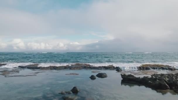 Drone View Rocks Shore Advancing Beautiful Blue Pacific Ocean — Stock Video