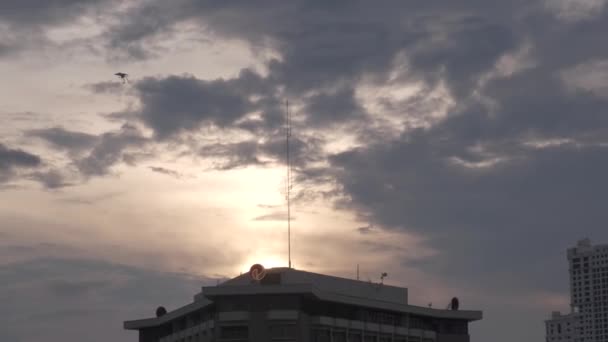 Kite Flying Building Rooftop Dramatic Sunset Sky Clouds Sunlit Background — Αρχείο Βίντεο