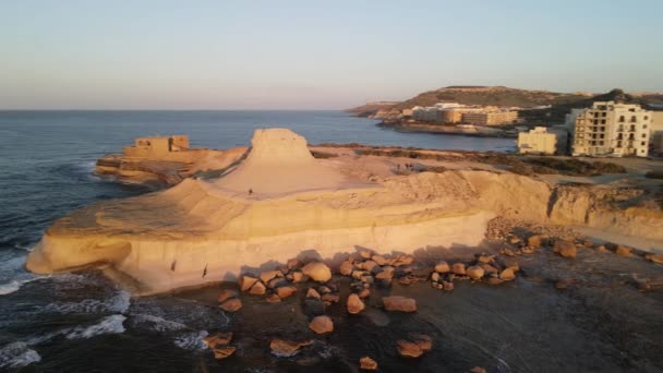 Cinematic View Xwejni Salt Pans Yellow Xwejni Rock Island Gozo — Αρχείο Βίντεο