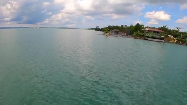 Fpv Racing Drone Speeds Tropical Ocean Water Tourists Swimming — Stok video