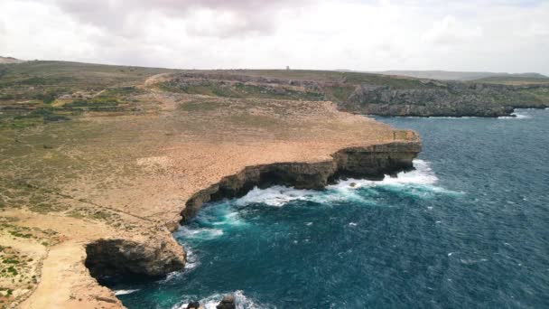 空中的海浪在马耳他的波波眼悬崖上冲撞而过 马耳他Popeye村集 — 图库视频影像