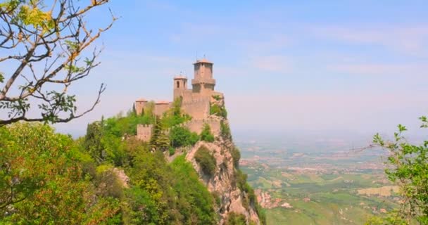 Dense Foliage Mount Titano Three Towers San Marino Italy Aerial — Stok video