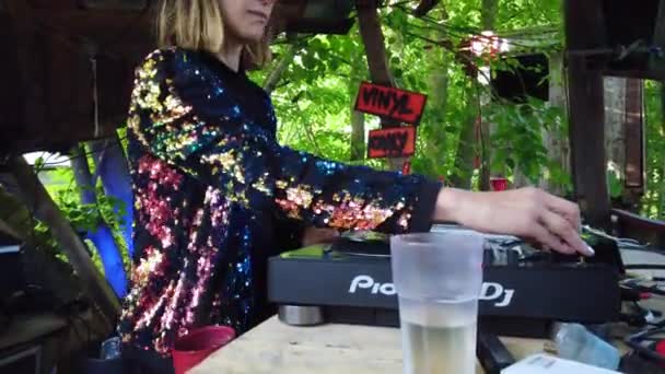 Glitter Jacket Turntables Pult Pedestal Gimbal Footage Female Work Music — стокове відео