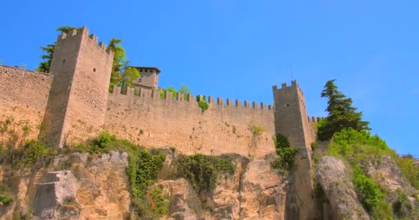 Low Angle Shot Historic Walls Old Fortress San Marino Northern — 图库视频影像