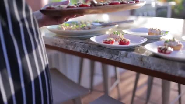 Focus Pull Private Chef Serving Gourmet Appetizers Marble Pool Counters — Αρχείο Βίντεο