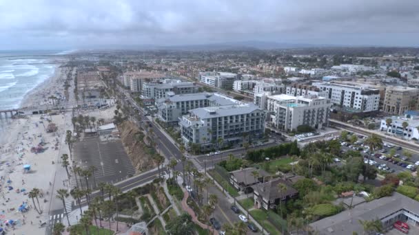 Hotels Beach Downtown Oceanside Cloudy Day Mountains Static Aerial Drone — Wideo stockowe