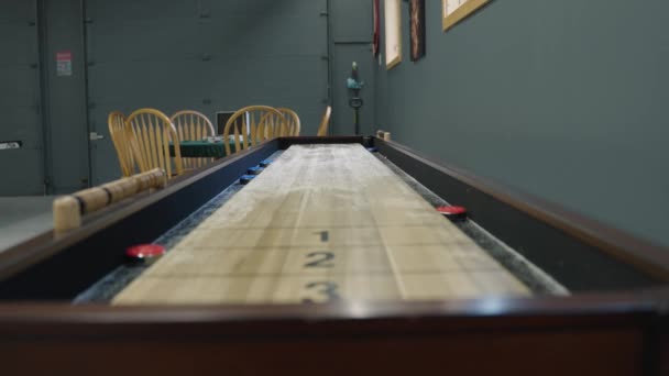 Table Shuffleboard Sand Game Game Room Large Home — Stock video