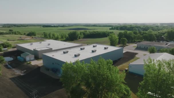 Large Commercial Building Air Conditioning Units Roof Push Drone Shot — Αρχείο Βίντεο