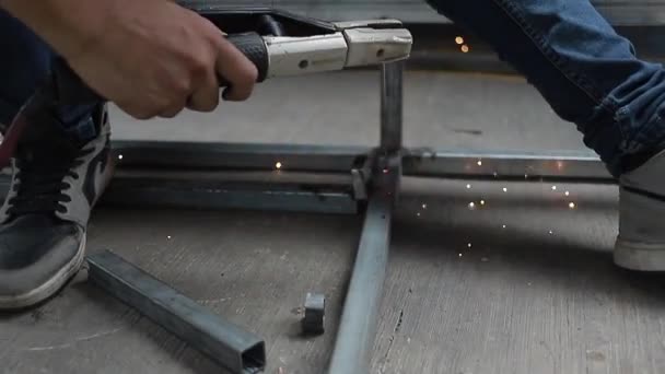 Welder Man Worker Welding Steel Beam Structure Video Industrial — Stok video