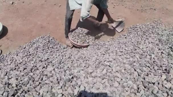 Construction Worker Filling Crusade Stone Iron Tasla Ghamela Construction Site — Stock videók