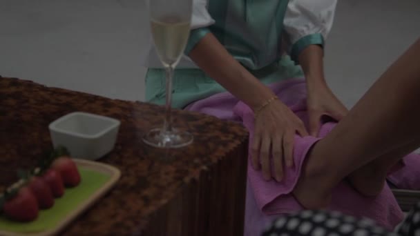 Masseuse Doing Leg Massage Strawberries Glass Champagne Wooden Table Full — Stok video