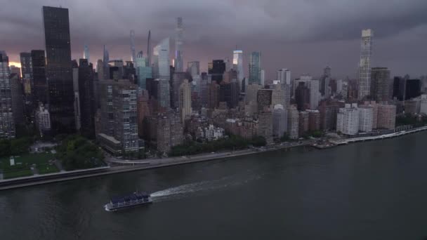 Aerial View Container Ship East River Dramatic Evening Nyc Usa — Stockvideo
