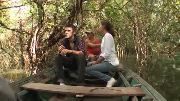 Indigenous Guide Amazon Rainforest Taking Tourists Guided Boat Tour — Vídeo de stock