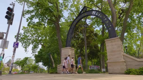 Family Walks Arch Northwestern University Slow Motion — Stock videók