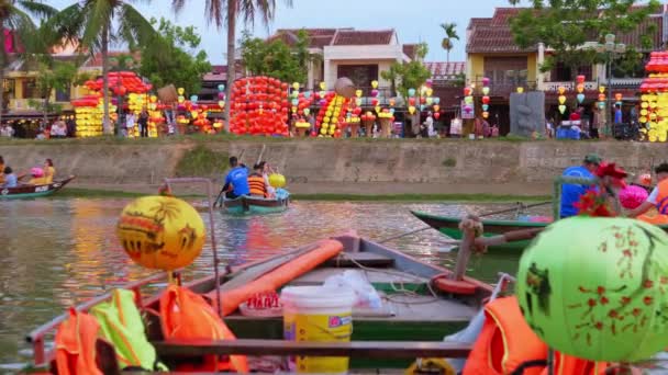 Cinematic Video People Riding Small Boats Festival Beautiful Color Lamps — Vídeos de Stock