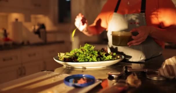 Female Private Chef Dressing Salad Vinaigrette — Stockvideo