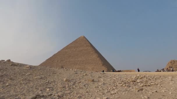 Khufu Pyramid Giza Plateau Egypt People Cars Seen Going Background — Stockvideo