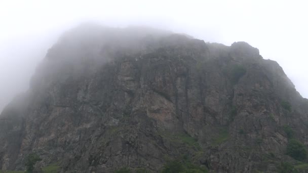 Βράχια Στα Βουνά Καλυμμένα Πυκνή Ομίχλη Κλείσε — Αρχείο Βίντεο