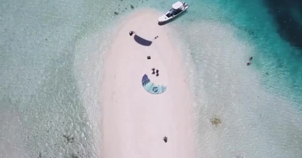 Top View Atoll Reveal People Kitesurf Enjoy Sunny Day White — Stock Video