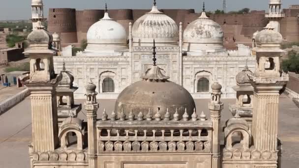 Aerial View Abbasi Jamia Shahi Masjid Qila Derawar Dolly Back — Vídeo de stock