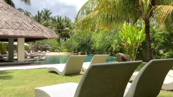 View Empty Sun Loungers Grounds Swimming Pool Tropical Resort Hotel — Stock video